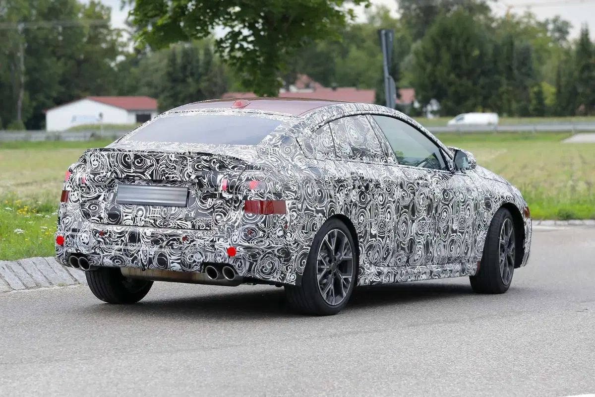 BMW Serie 2 Gran Coupé, il facelift arriva nel 2024 [Foto Spia] (8)