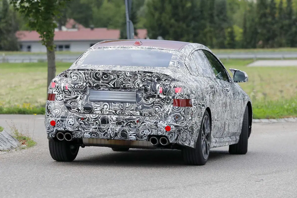 BMW Serie 2 Gran Coupé, il facelift arriva nel 2024 [Foto Spia] (9)
