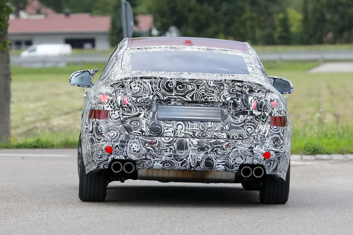 BMW Serie 2 Gran Coupé, il facelift arriva nel 2024 [Foto Spia] (10)