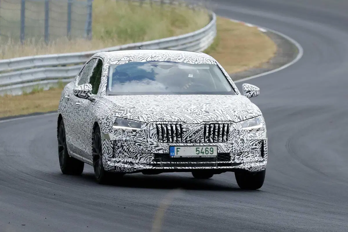 Skoda Superb 2023, il debutto è vicino [Foto Spia] (2)