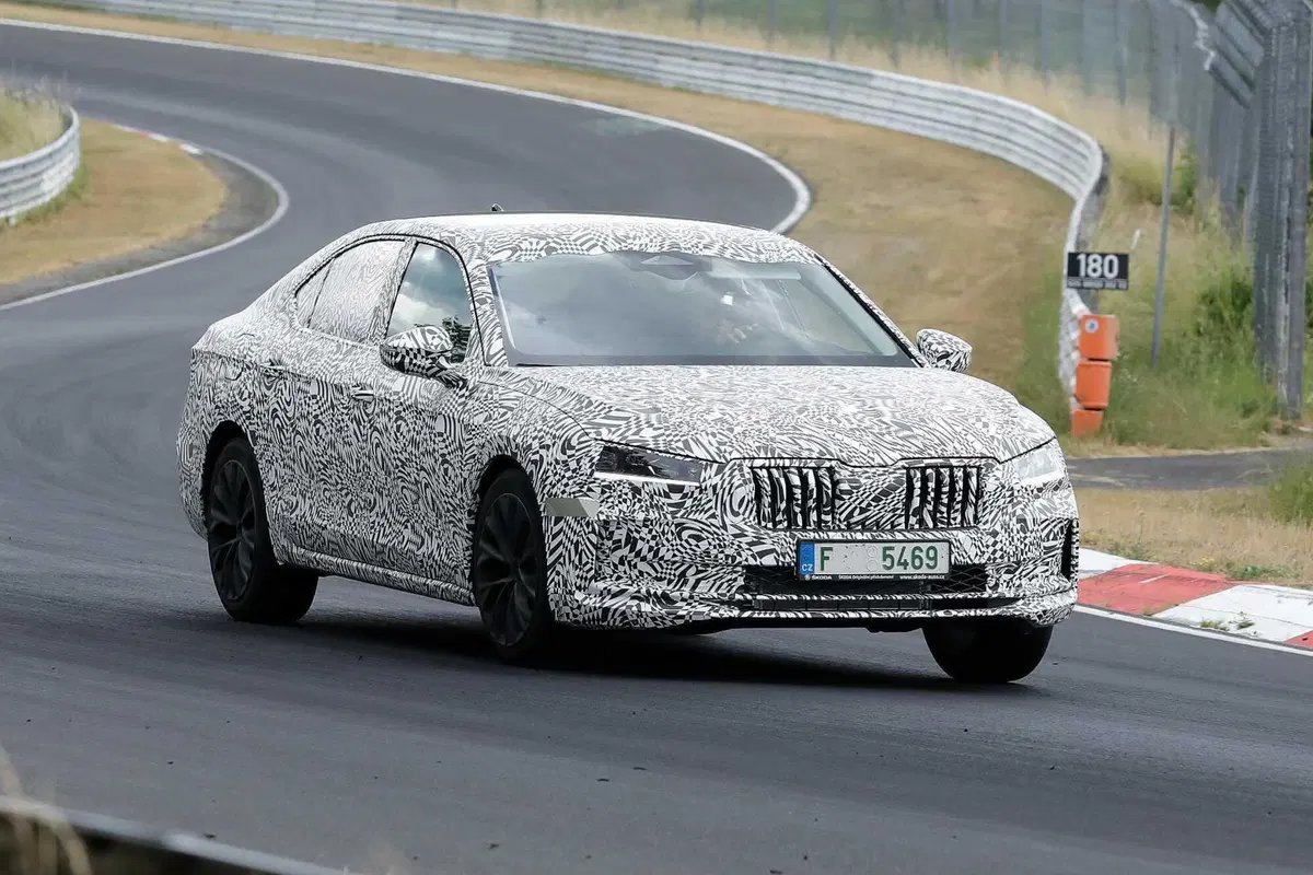 Skoda Superb 2023, il debutto è vicino [Foto Spia] (3)