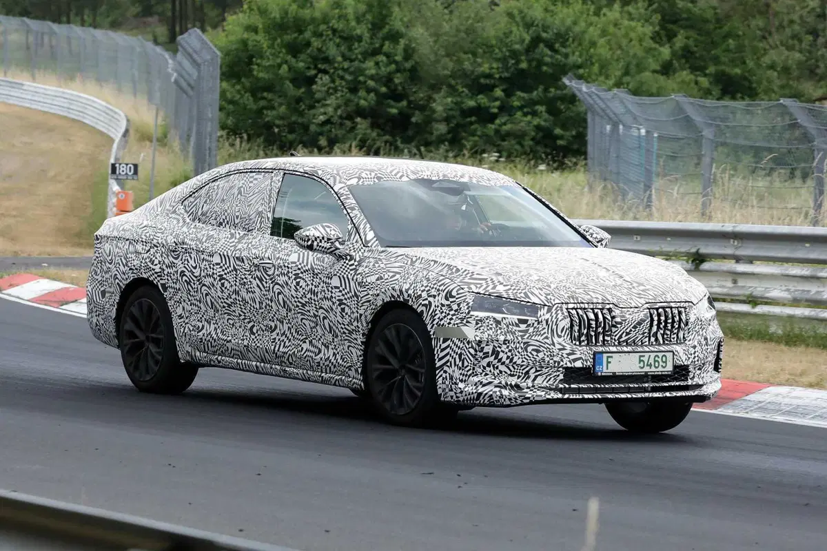 Skoda Superb 2023, il debutto è vicino [Foto Spia] (4)