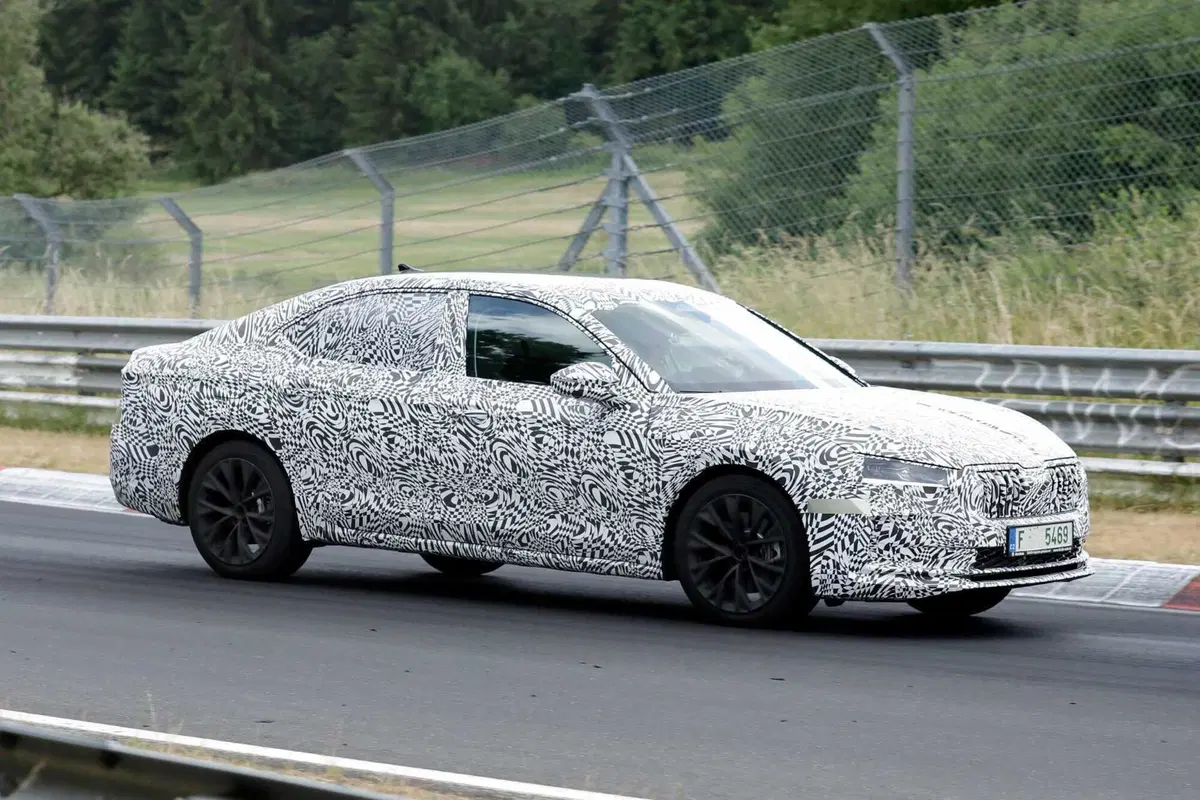 Skoda Superb 2023, il debutto è vicino [Foto Spia] (5)