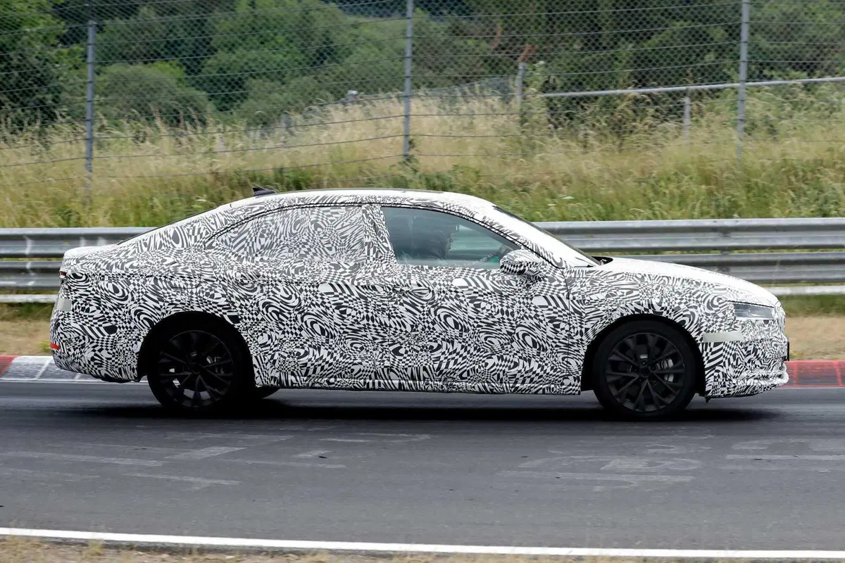 Skoda Superb 2023, il debutto è vicino [Foto Spia] (6)