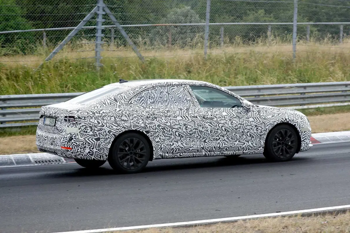 Skoda Superb 2023, il debutto è vicino [Foto Spia] (7)