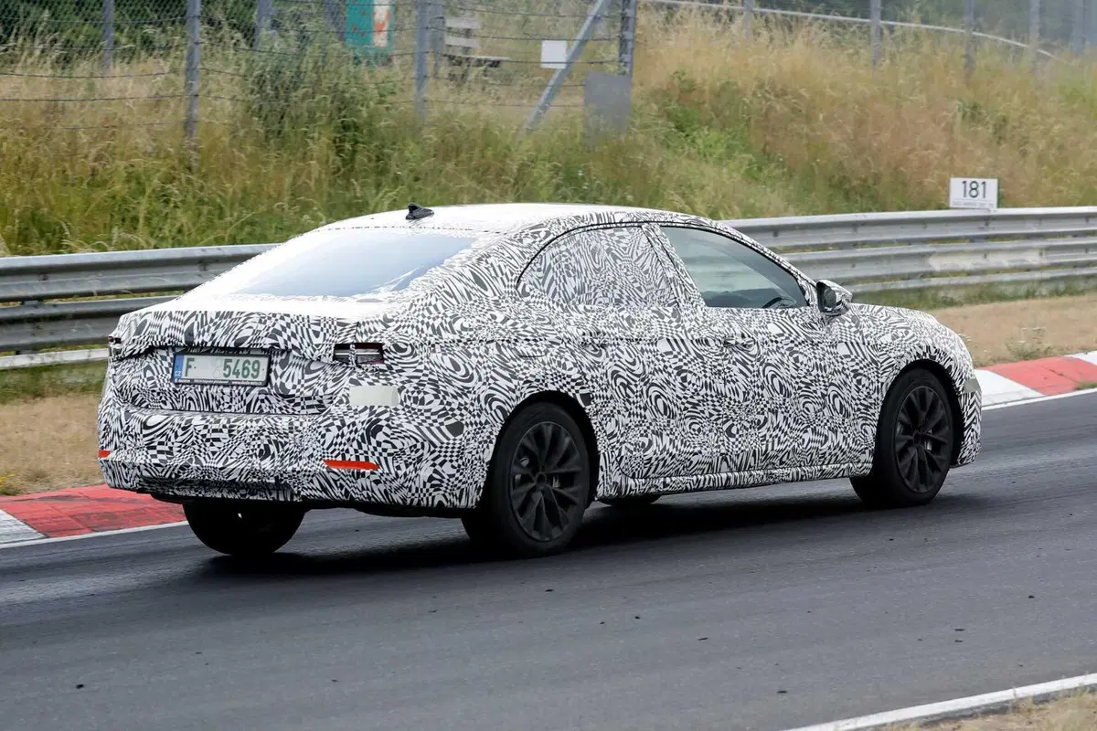 Skoda Superb 2023, il debutto è vicino [Foto Spia] (8)