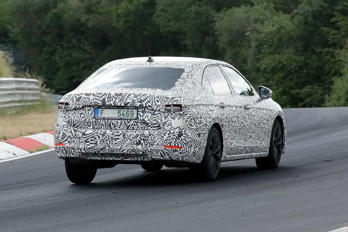 Skoda Superb 2023, il debutto è vicino [Foto Spia] (9)