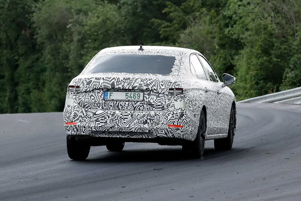 Skoda Superb 2023, il debutto è vicino [Foto Spia] (10)