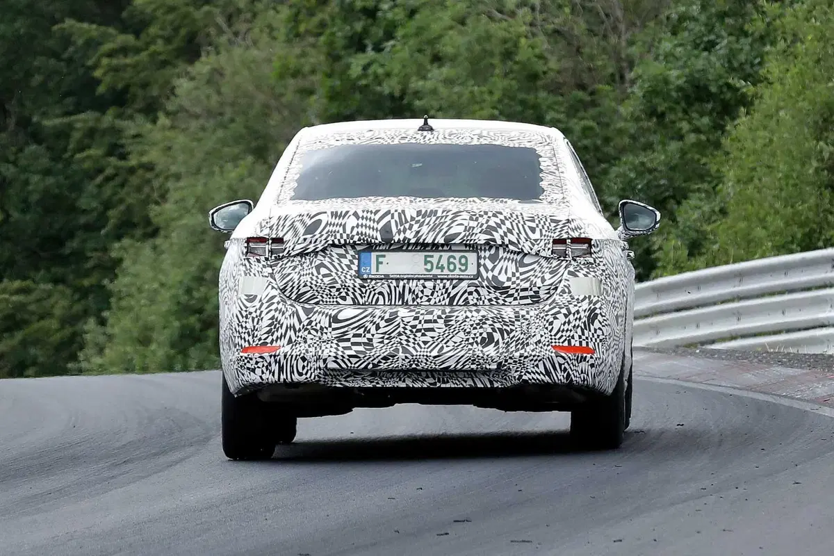 Skoda Superb 2023, il debutto è vicino [Foto Spia] (11)