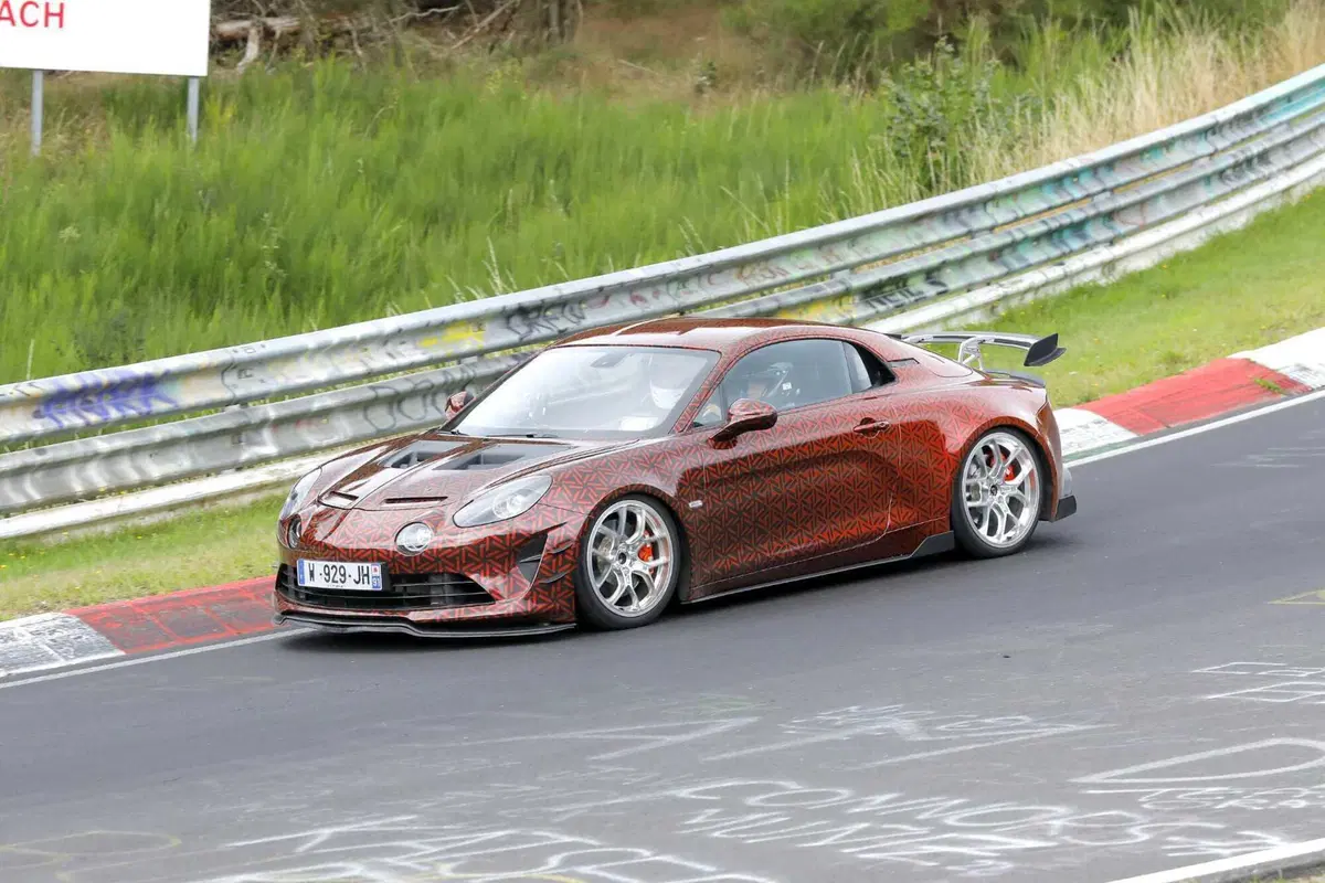 Alpine A110, in arrivo la variante 'Extreme' nel 2024 [Foto Spia] (5)