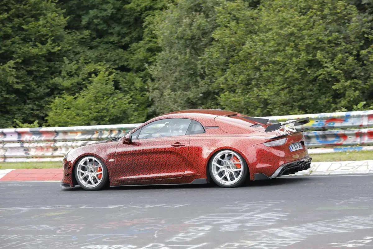 Alpine A110, in arrivo la variante 'Extreme' nel 2024 [Foto Spia] (6)