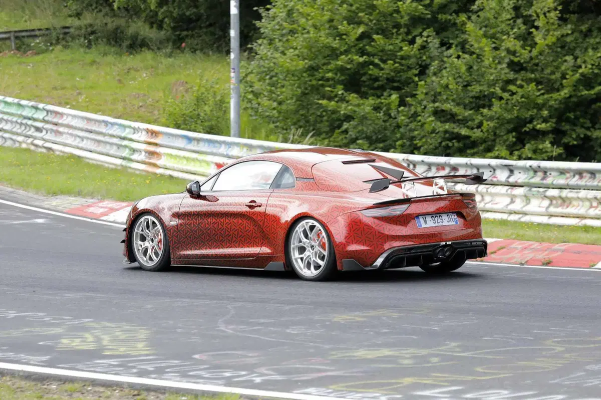Alpine A110, in arrivo la variante 'Extreme' nel 2024 [Foto Spia] (7)