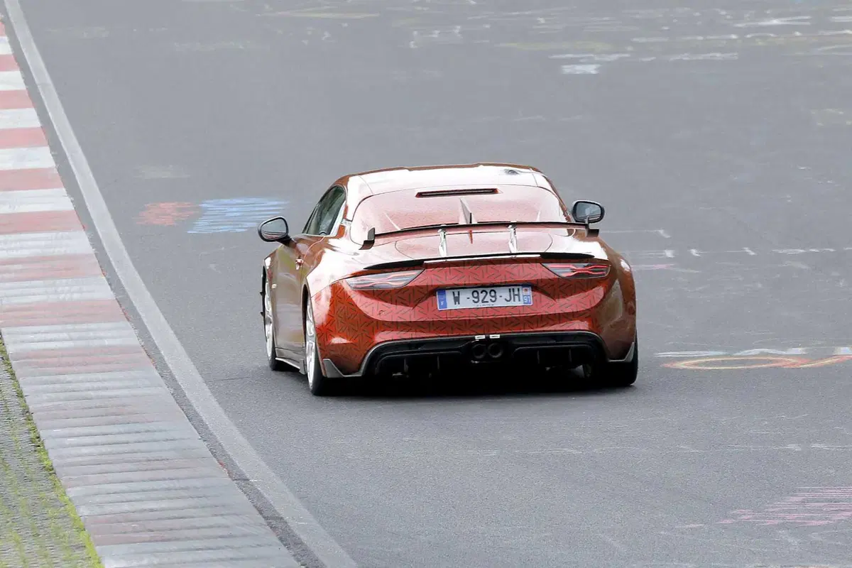 Alpine A110, in arrivo la variante 'Extreme' nel 2024 [Foto Spia] (10)