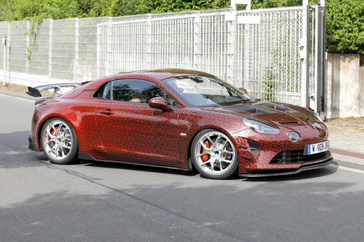 Alpine A110, in arrivo la variante 'Extreme' nel 2024 [Foto Spia] (15)