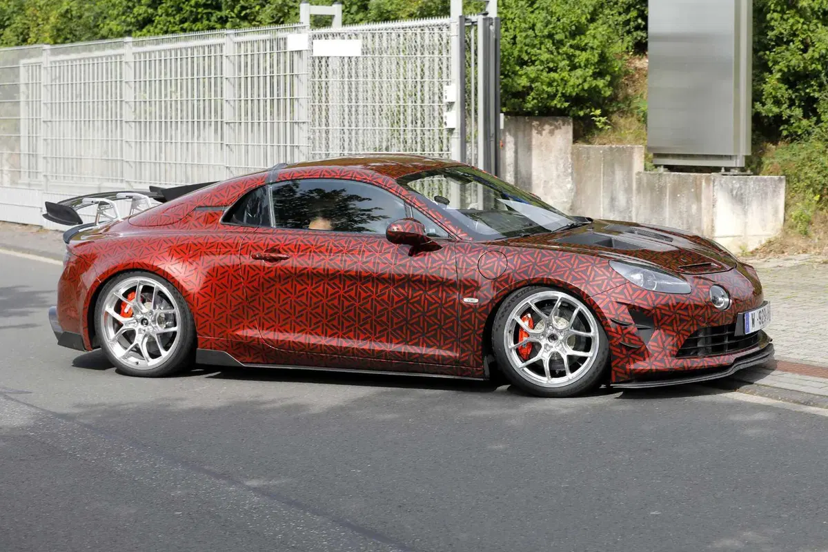 Alpine A110, in arrivo la variante 'Extreme' nel 2024 [Foto Spia] (16)