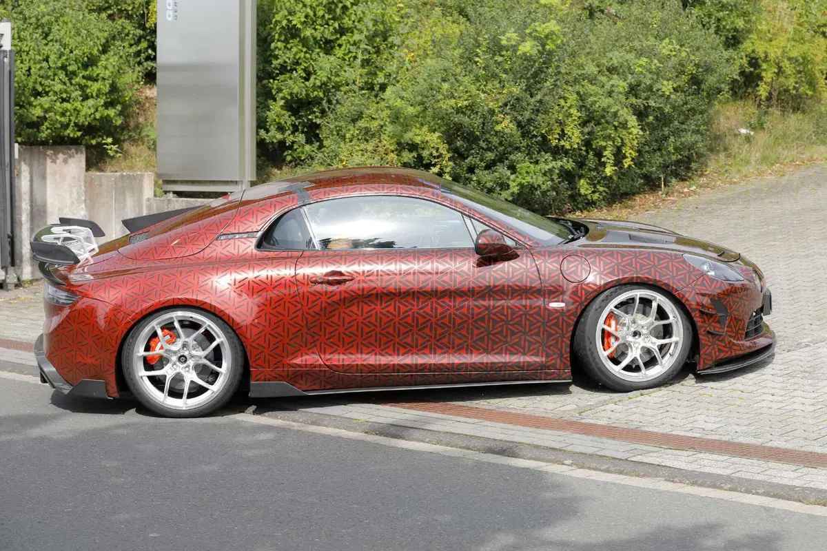 Alpine A110, in arrivo la variante 'Extreme' nel 2024 [Foto Spia] (17)