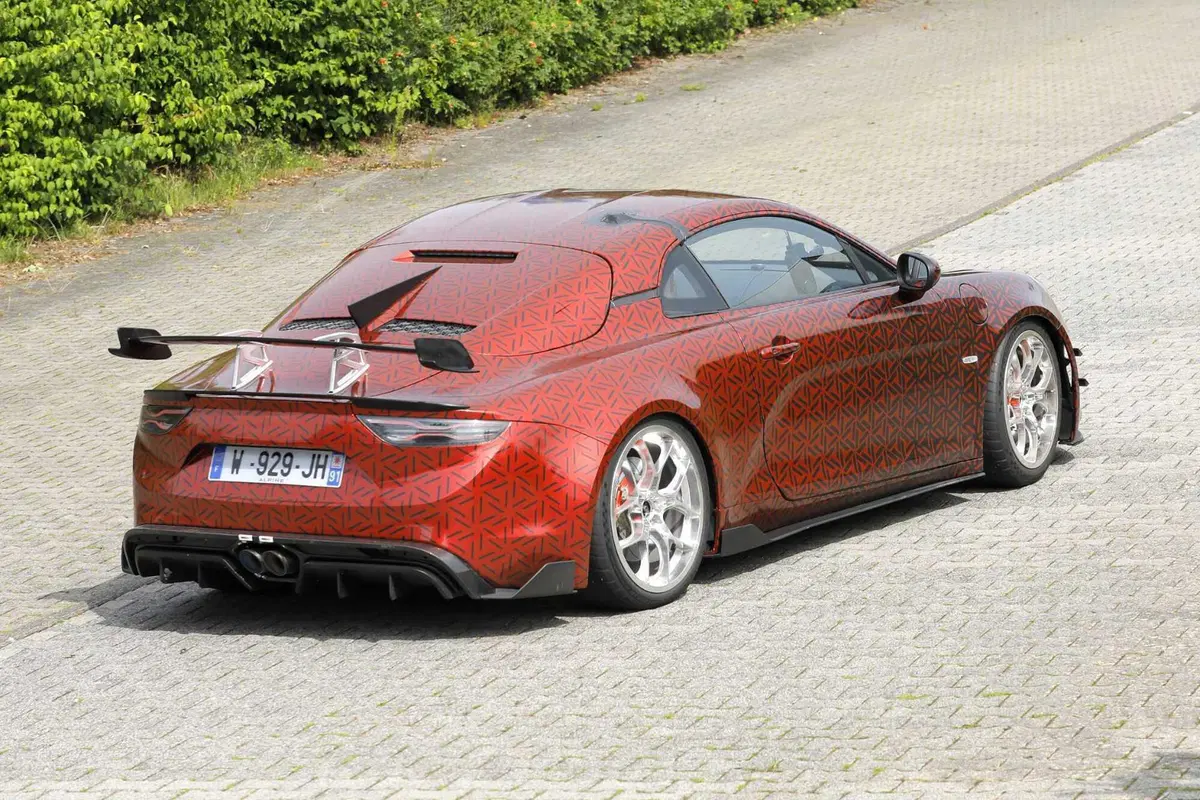 Alpine A110, in arrivo la variante 'Extreme' nel 2024 [Foto Spia] (20)