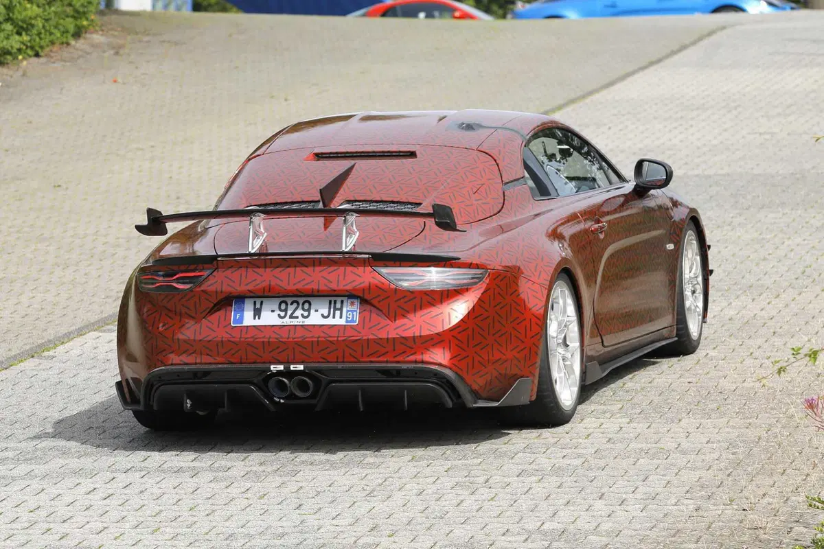 Alpine A110, in arrivo la variante 'Extreme' nel 2024 [Foto Spia] (22)