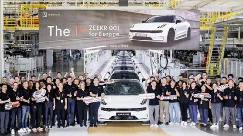 Zeekr 001: il primo lotto per l'Europa &egrave; partito dalla Cina 