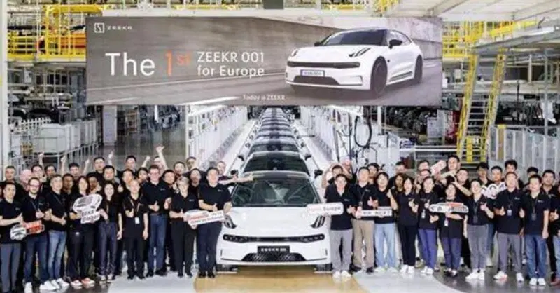 Zeekr 001: il primo lotto per l'Europa &egrave; partito dalla Cina 