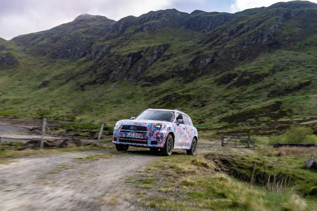 MINI Countryman: la nuova generazione affronta la natura scozzese  (3)