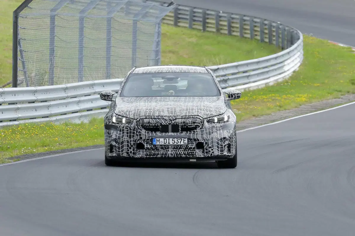 BMW M5 Station Wagon 2024, la nuova generazione avrà 750 Cv e 1.000 Nm [Foto Spia] (2)