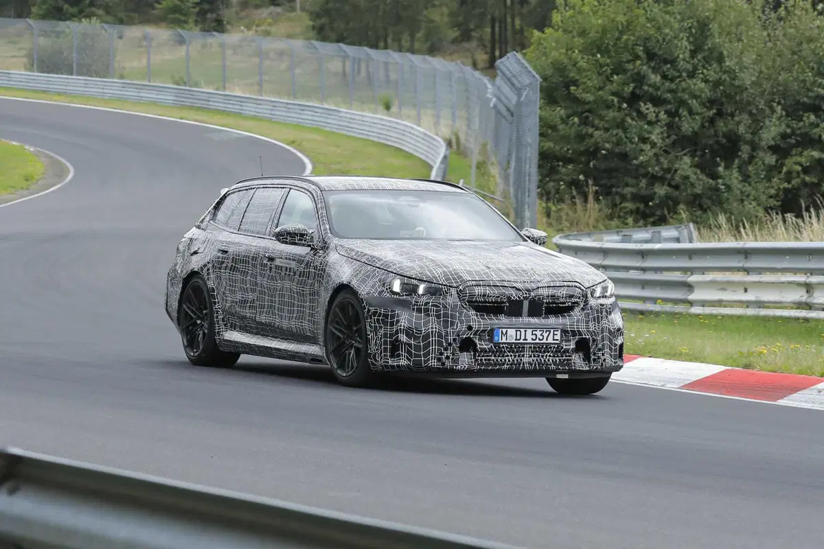 BMW M5 Station Wagon 2024, la nuova generazione avrà 750 Cv e 1.000 Nm [Foto Spia] (4)