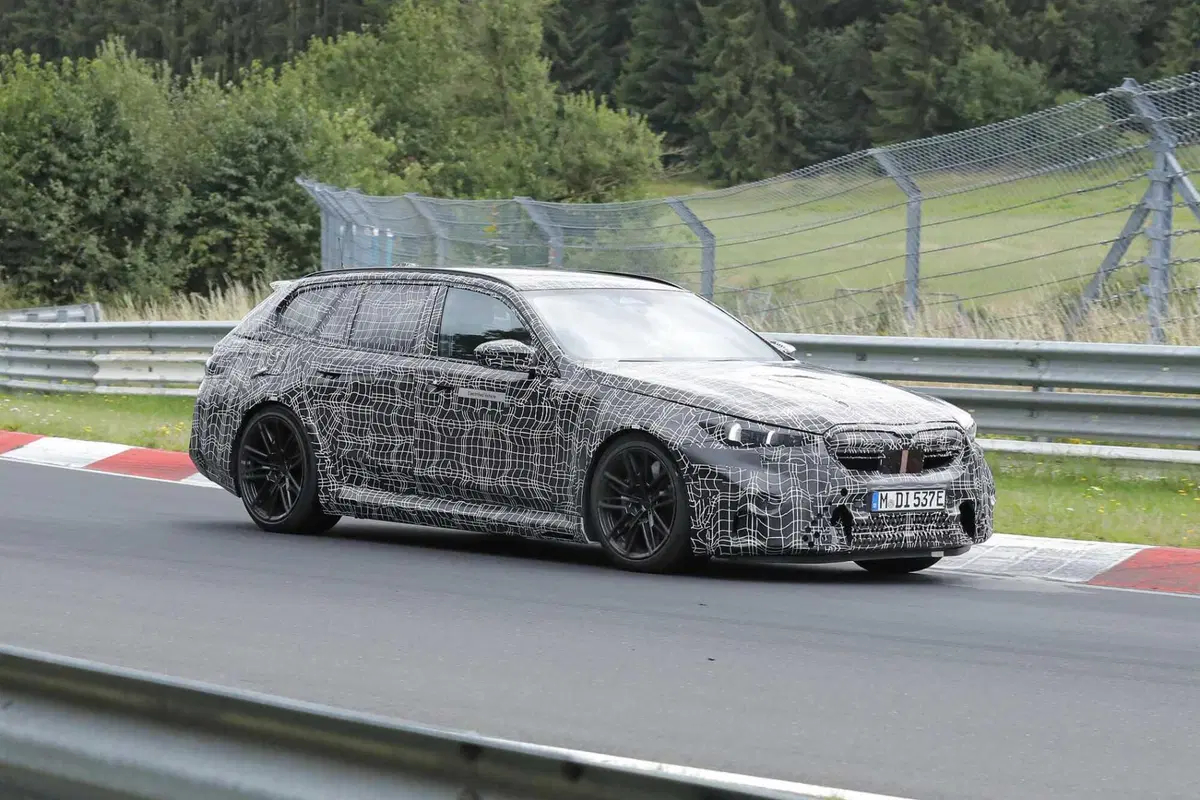 BMW M5 Station Wagon 2024, la nuova generazione avrà 750 Cv e 1.000 Nm [Foto Spia] (5)