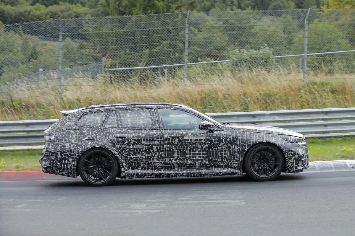 BMW M5 Station Wagon 2024, la nuova generazione avrà 750 Cv e 1.000 Nm [Foto Spia] (7)