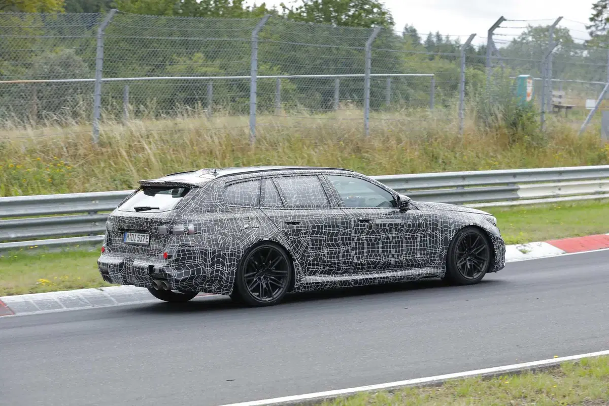 BMW M5 Station Wagon 2024, la nuova generazione avrà 750 Cv e 1.000 Nm [Foto Spia] (8)