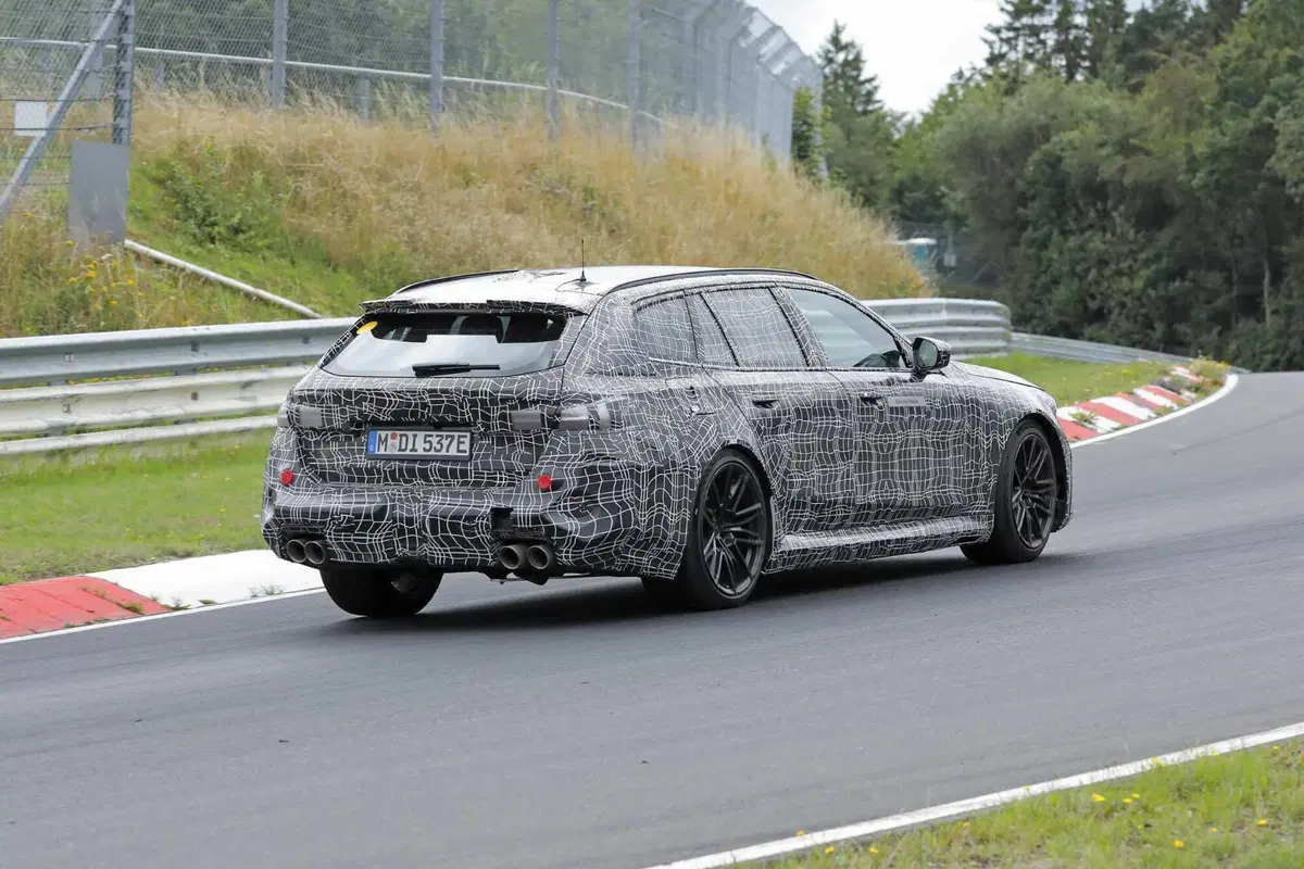 BMW M5 Station Wagon 2024, la nuova generazione avrà 750 Cv e 1.000 Nm [Foto Spia] (9)