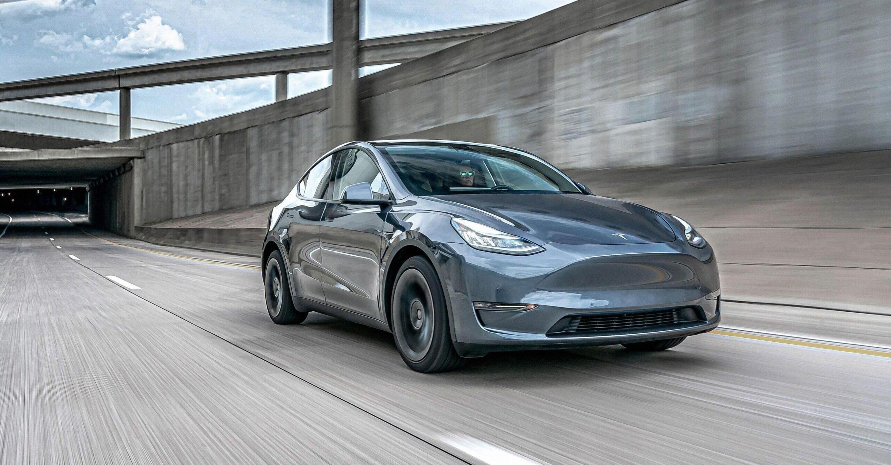 Tesla: infotainment declassato sulla Model Y, i fan indagano