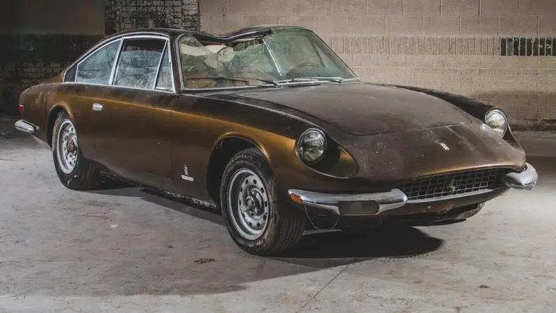 Ferrari 365 GT schiacciata all'asta: da 125 mila dollari senza riserva