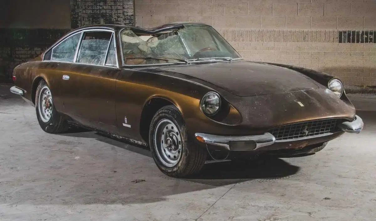 Ferrari 365 GT schiacciata all'asta: da 125 mila dollari senza riserva