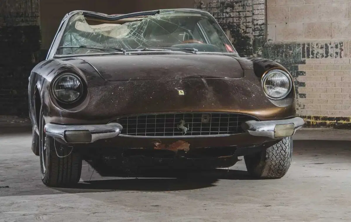 Ferrari 365 GT schiacciata all'asta: da 125 mila dollari senza riserva (6)
