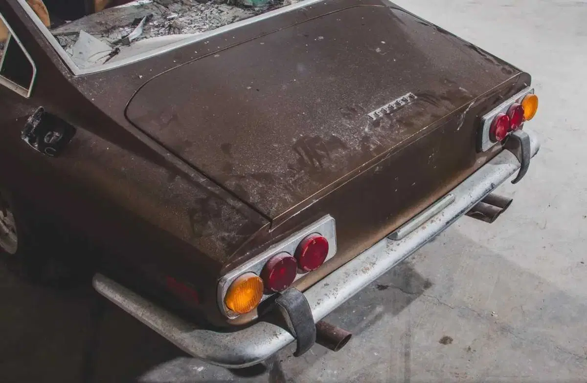 Ferrari 365 GT schiacciata all'asta: da 125 mila dollari senza riserva (8)
