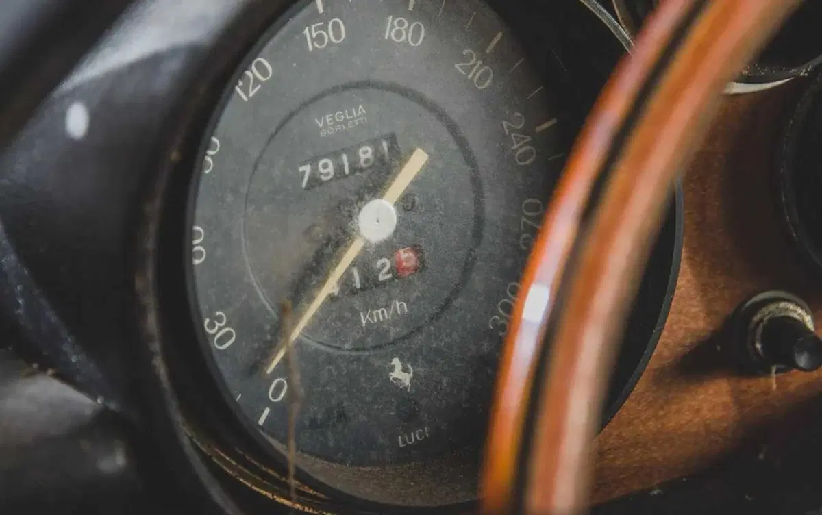 Ferrari 365 GT schiacciata all'asta: da 125 mila dollari senza riserva (9)