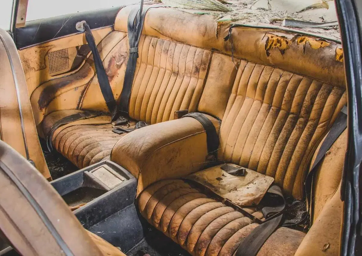 Ferrari 365 GT schiacciata all'asta: da 125 mila dollari senza riserva (10)