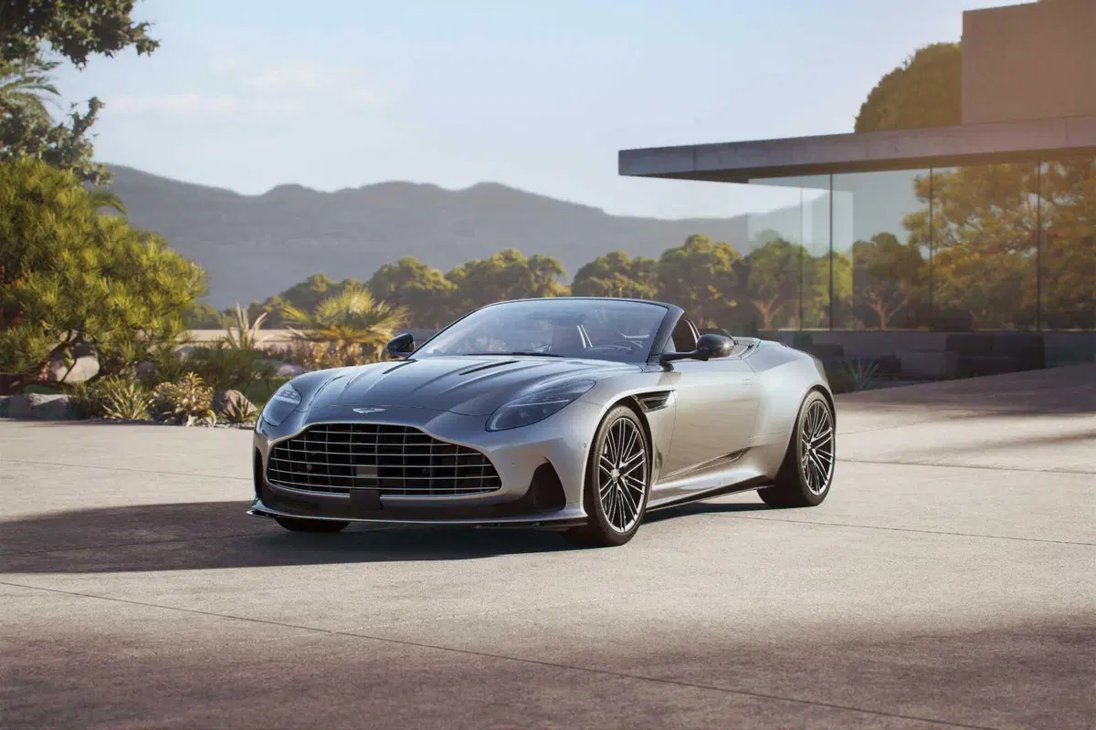 Aston Martin DB12 Volante, la cabriolet inglese che fa divertire [VIDEO]