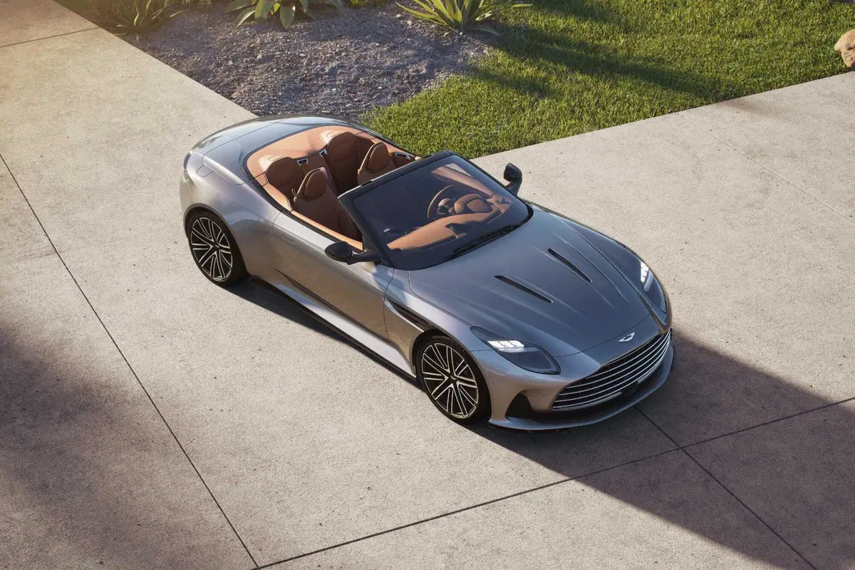 Aston Martin DB12 Volante, la cabriolet inglese che fa divertire [VIDEO] (2)