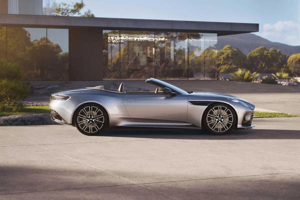 Aston Martin DB12 Volante, la cabriolet inglese che fa divertire [VIDEO] (3)