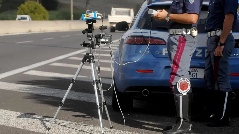 Padova: multa di 40 euro per aver segnalato l'autovelox con i fari 