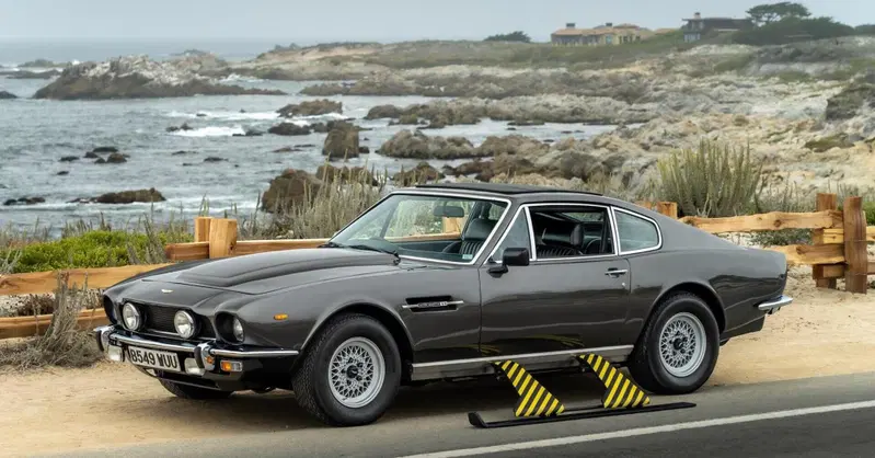 Aston Martin con gli sci di James Bond: si pu&ograve; comprare all'asta