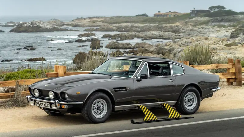 Aston Martin con gli sci di James Bond: si pu&ograve; comprare all'asta