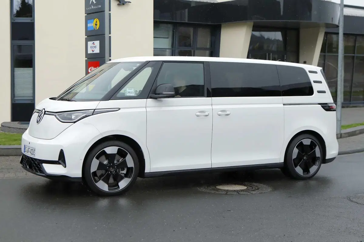 Volkswagen ID.Buzz GTX, nel 2024 arriva la versione più sportiva [Foto Spia] (6)