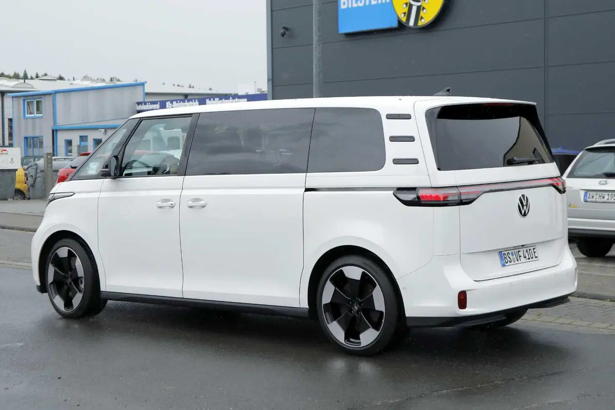 Volkswagen ID.Buzz GTX, nel 2024 arriva la versione più sportiva [Foto Spia] (8)