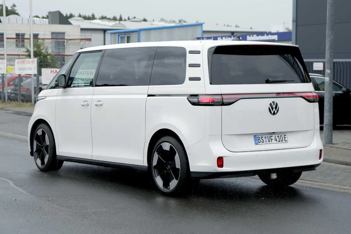 Volkswagen ID.Buzz GTX, nel 2024 arriva la versione più sportiva [Foto Spia] (9)