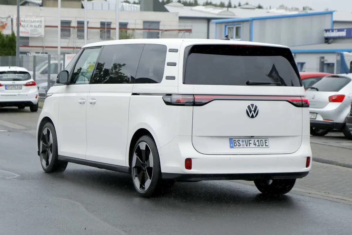 Volkswagen ID.Buzz GTX, nel 2024 arriva la versione più sportiva [Foto Spia] (10)