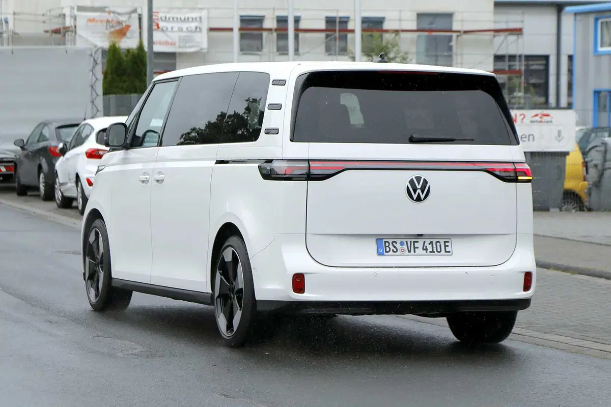 Volkswagen ID.Buzz GTX, nel 2024 arriva la versione più sportiva [Foto Spia] (11)