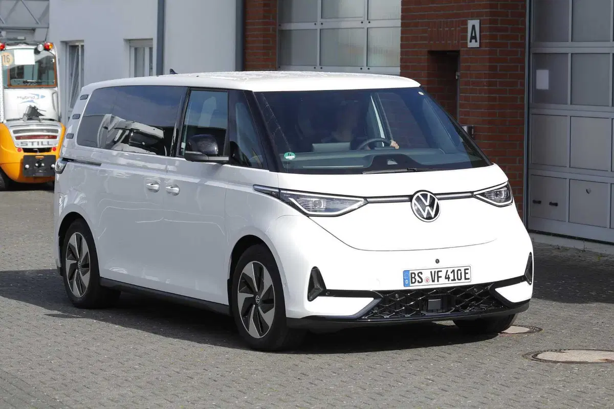 Volkswagen ID.Buzz GTX, nel 2024 arriva la versione più sportiva [Foto Spia] (15)